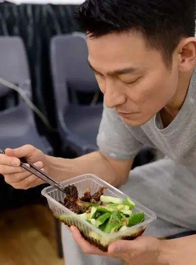 日三餐网友：太狠了难怪看起来像40岁凯发K8旗舰店APP63岁刘德华晒一(图5)